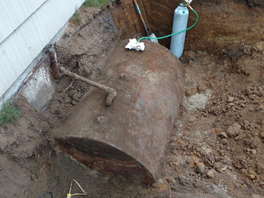 https://arcadiaenvironmental.com/wp-content/uploads/2018/02/underground-fuel-tank-1-900x675.jpg